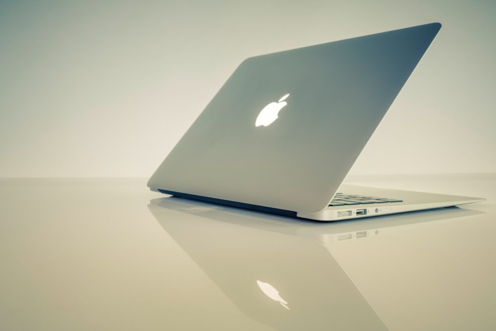 MacBookAirの背面とロゴマーク